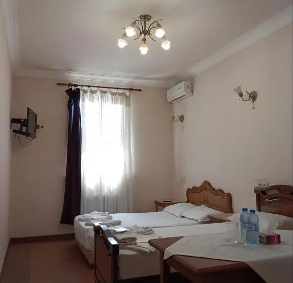 Camera Familiare, Old Kayaran