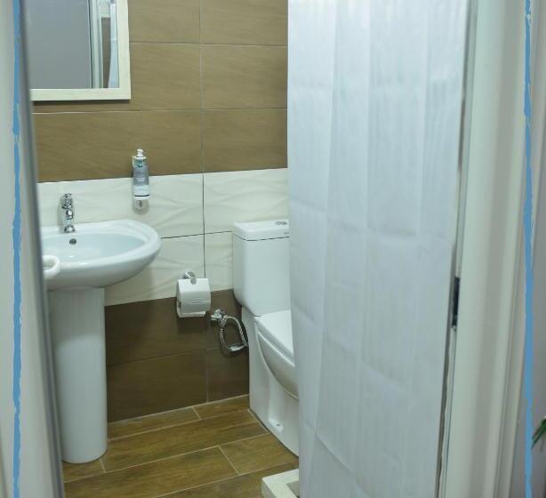 חדר קלאסי לשלושה, Blue Balcony