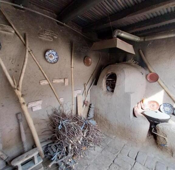 Quarto Superior, Reyhana Unique House