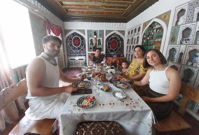 تختخواب در اتاق مشترک, Reyhana Unique House
