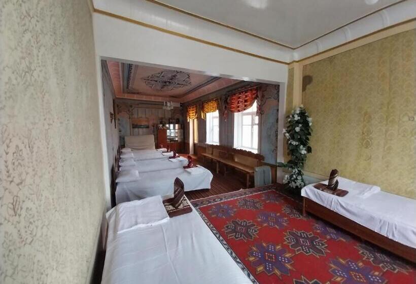 Cama em Quarto Compartilhado, Reyhana Unique House