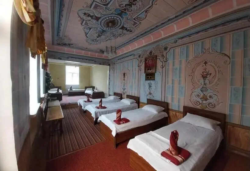 ルームシェアのワンベッド, Reyhana Unique House