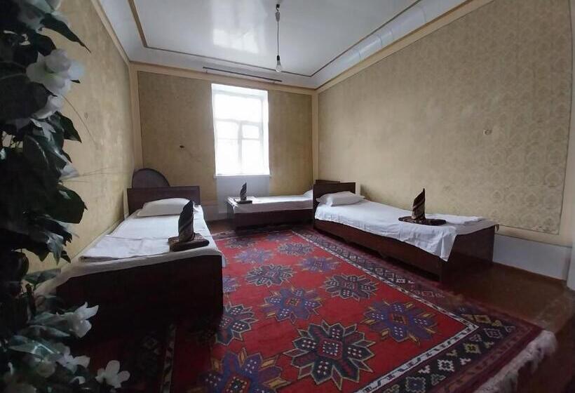 Cama em Quarto Compartilhado, Reyhana Unique House