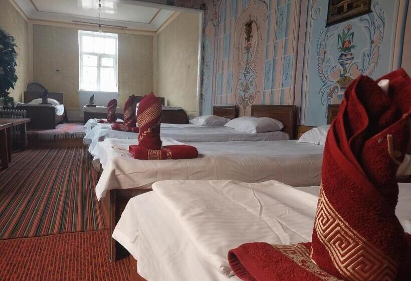 Cama em Quarto Compartilhado, Reyhana Unique House