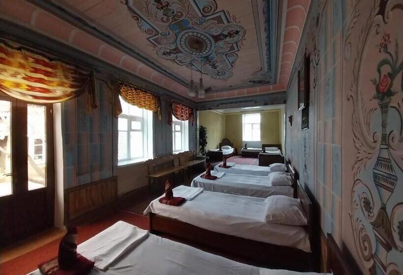 Cama em Quarto Compartilhado, Reyhana Unique House