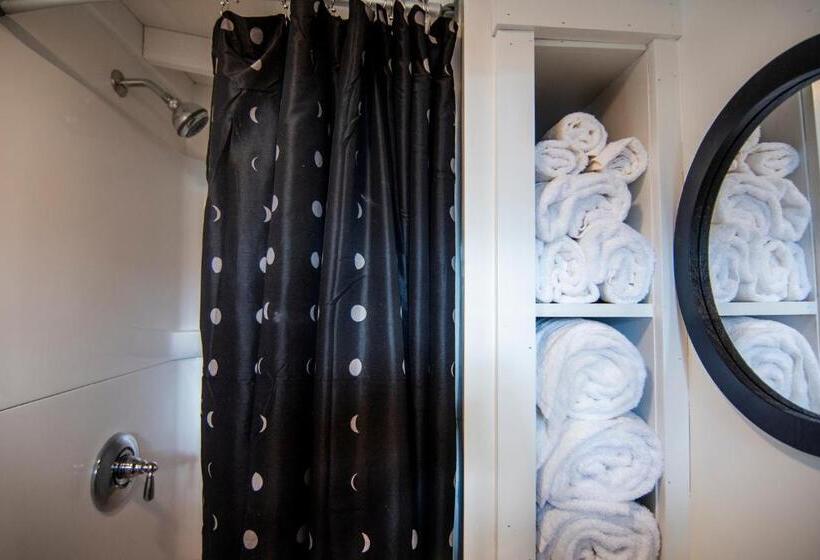 Студия Deluxe, Prince Of Whales