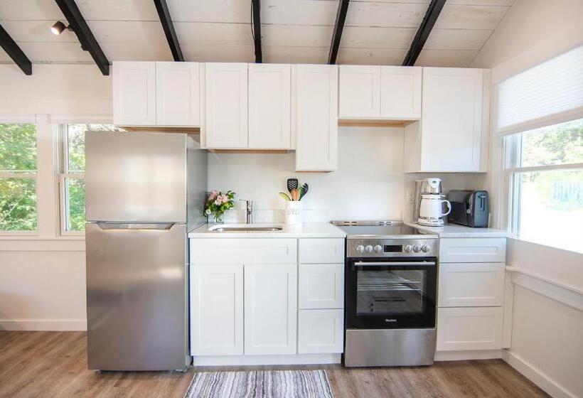 Студия Deluxe, Prince Of Whales