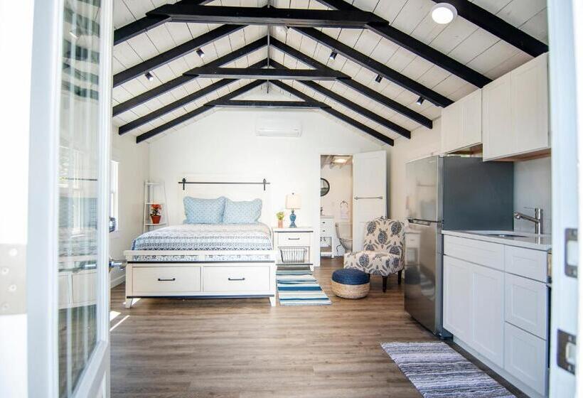 Студия Deluxe, Prince Of Whales