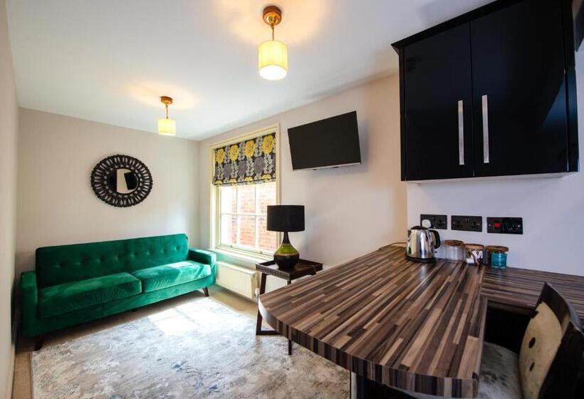 套房, Rhubarb At Drapers Hall