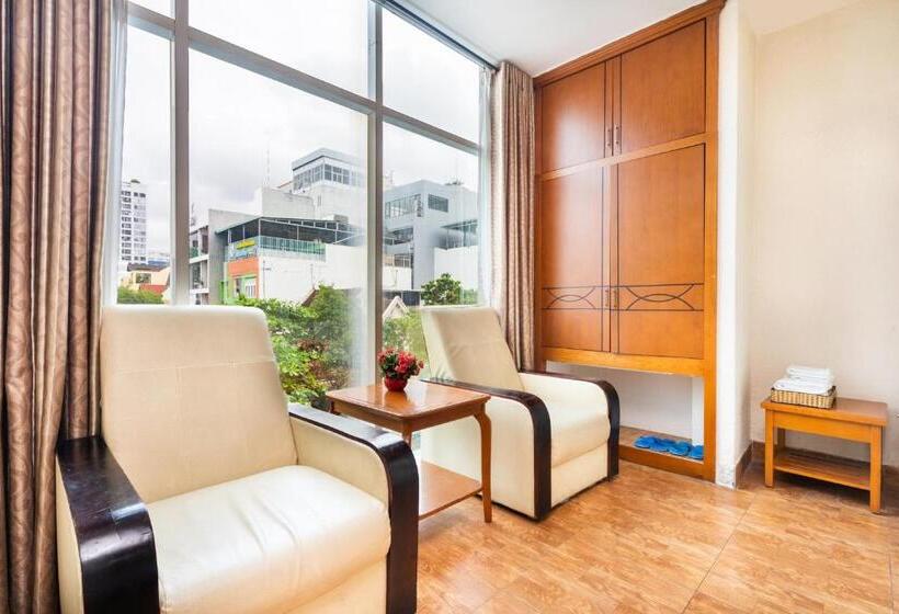 اتاق لوکس خانوادگی, Queen Hotel Saigon Airport