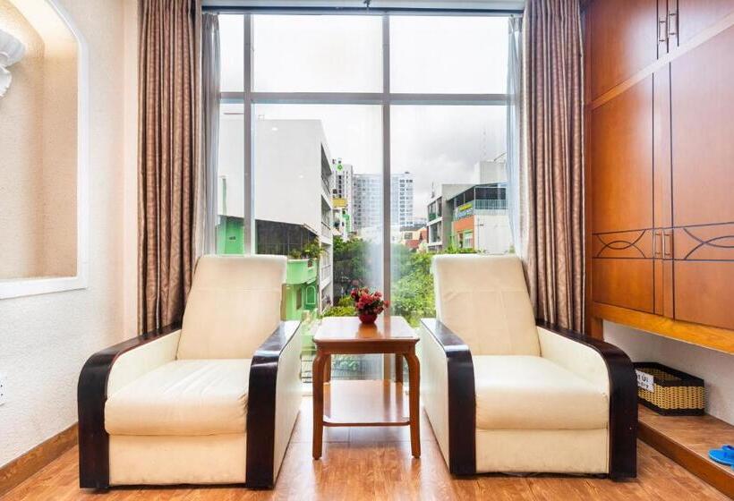 اتاق لوکس خانوادگی, Queen Hotel Saigon Airport