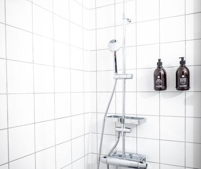 חדר סטנדרט, Akerlund