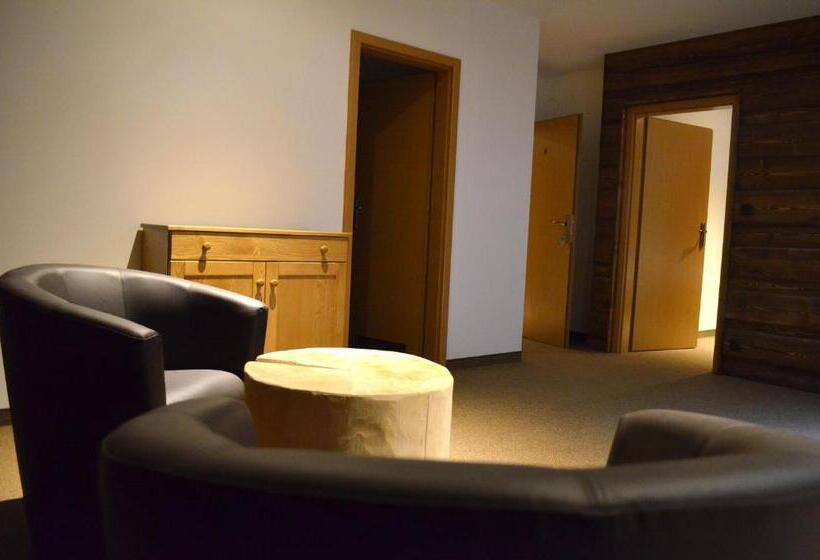 סוויטת ג'וניור, Kristian