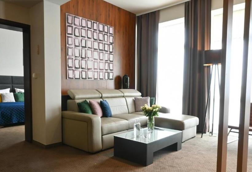 סוויטה נשיאותית, Vestil