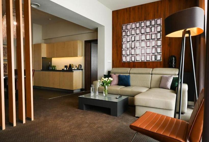 סוויטה נשיאותית, Vestil