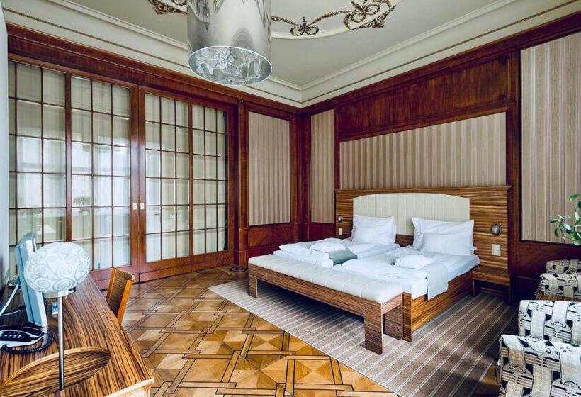 جناح ديلوكس, Okresní Dům