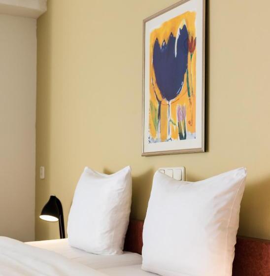 חדר משפחתי, Prominent Inn