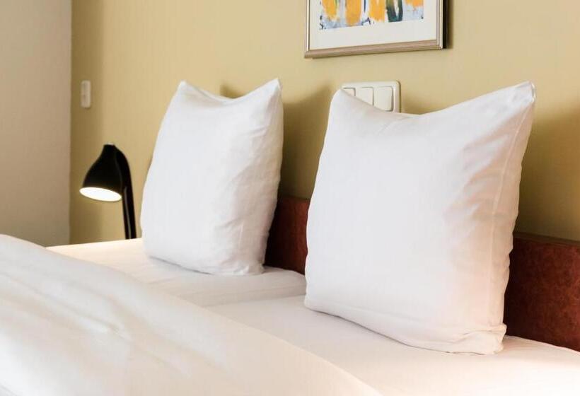 חדר משפחתי, Prominent Inn