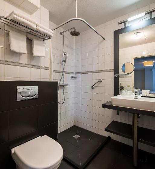 חדר משפחתי, Prominent Inn