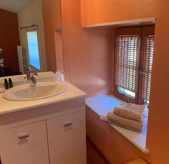 标准三人间, L Estampille