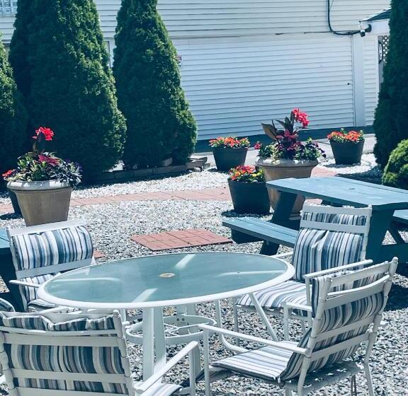 شقة غرفتين, Ships Inn