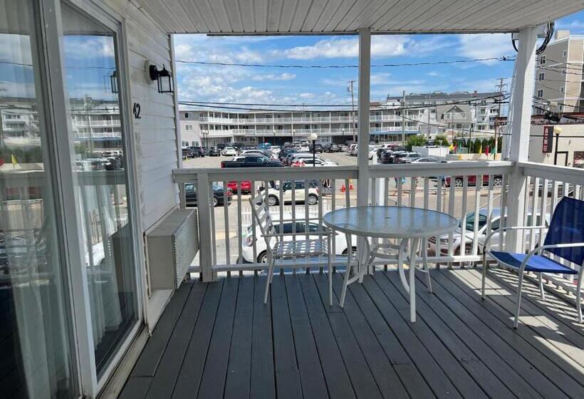 إستوديو ديلوكس, Ships Inn