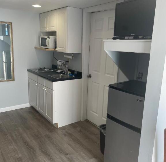 إستوديو ديلوكس, Ships Inn