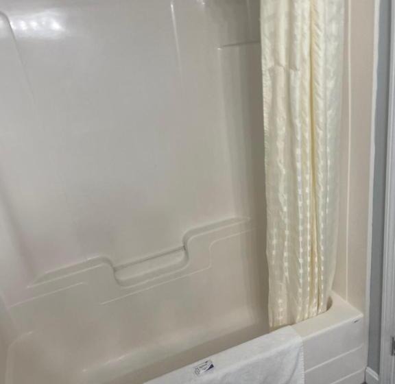 إستوديو قياسى سرير كينج, Ships Inn