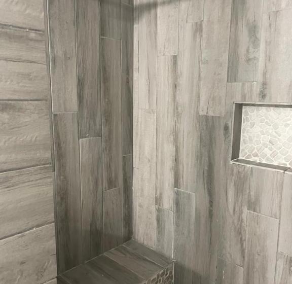 إستوديو سوبيريور, Ships Inn