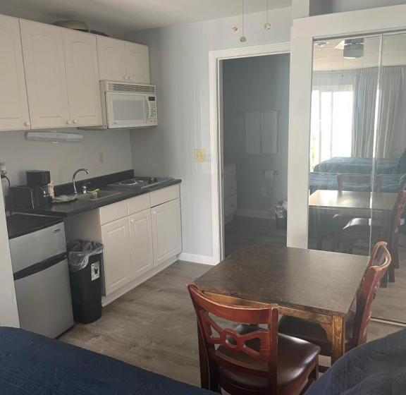 إستوديو سوبيريور, Ships Inn