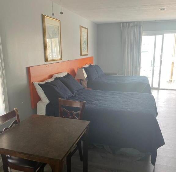 إستوديو سوبيريور, Ships Inn