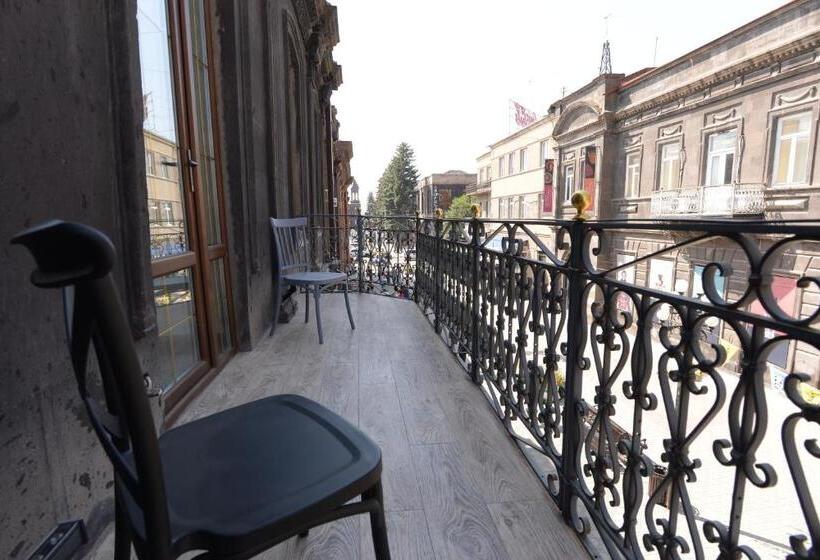 اتاق لوکس با بالکن, Aratta Royal