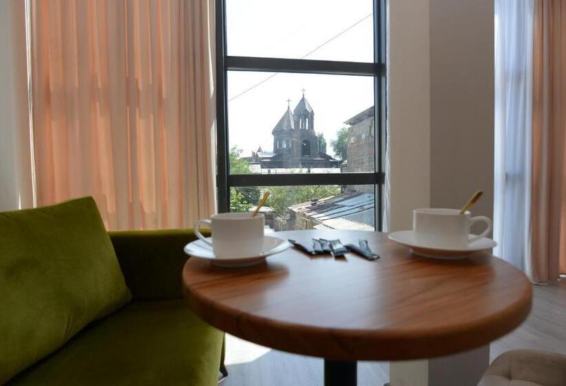 اتاق لوکس خانوادگی, Aratta Royal