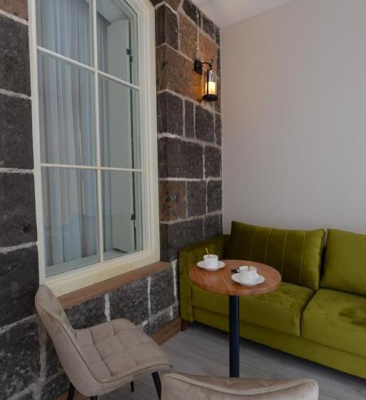 اتاق لوکس خانوادگی, Aratta Royal