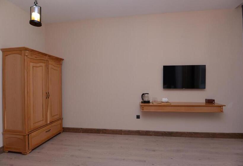 اتاق لوکس خانوادگی, Aratta Royal