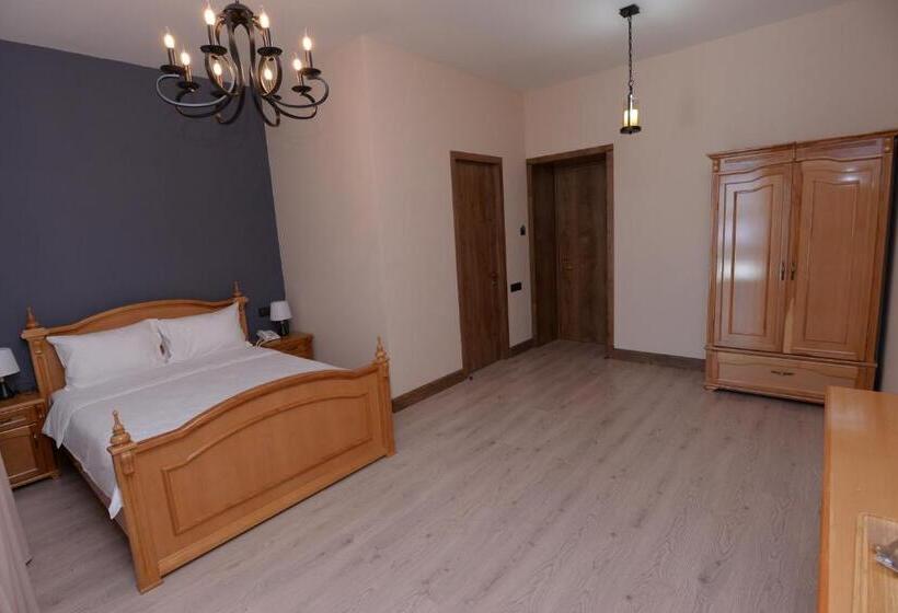 اتاق لوکس خانوادگی, Aratta Royal