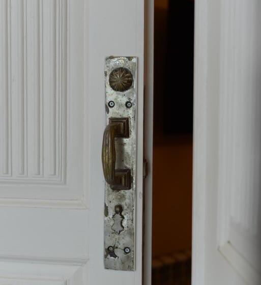 سوئیت با تخت بزرگ, Aratta Royal