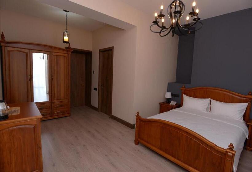 سوئیت با تخت بزرگ, Aratta Royal