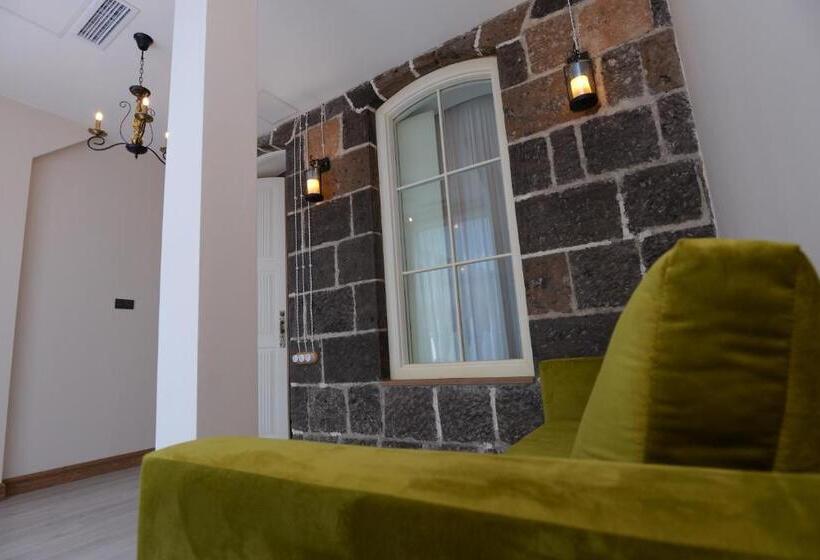 سوئیت با تخت بزرگ, Aratta Royal