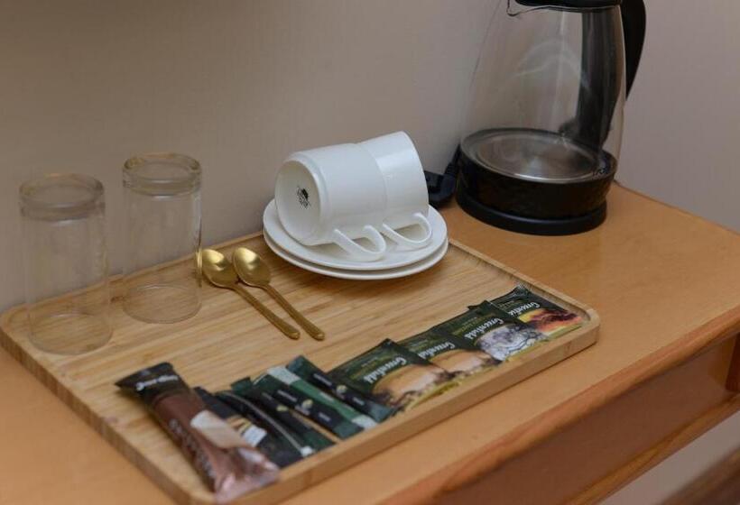 سوئیت با تخت بزرگ, Aratta Royal