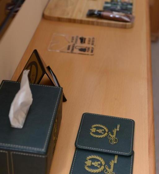 سوئیت با تخت بزرگ, Aratta Royal