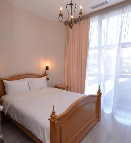 اتاق لوکس خانوادگی, Aratta Royal