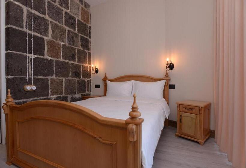 اتاق لوکس خانوادگی, Aratta Royal