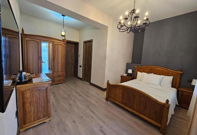 سوئیت با تخت بزرگ, Aratta Royal