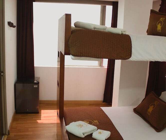 غرفة قياسية رباعية, Tesla