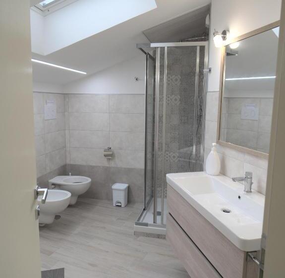 バス共有のスタンダードルーム, Dada