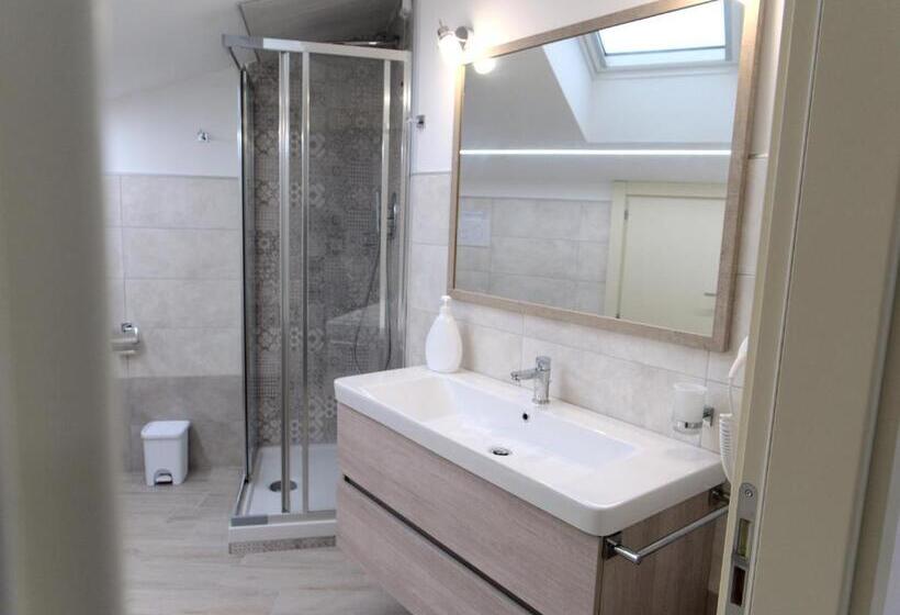 バス共有のスタンダードルーム, Dada