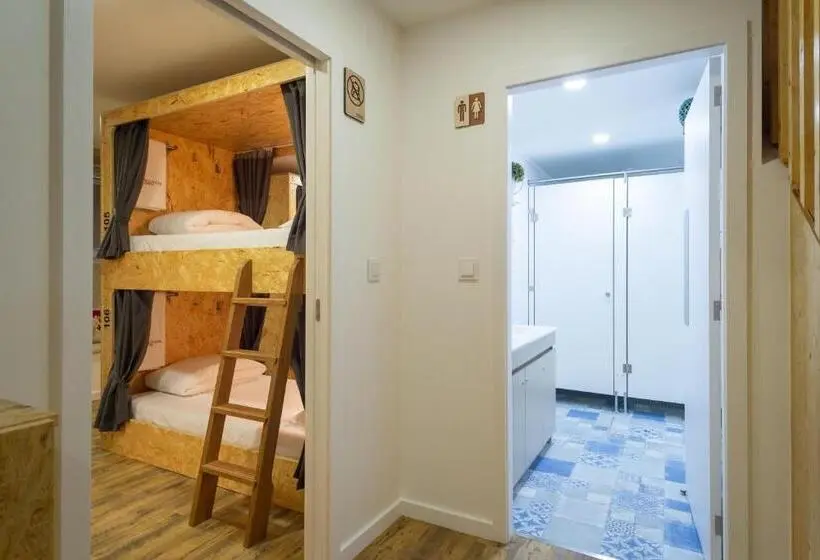 ルームシェアのワンベッド, Hostel Bulwark