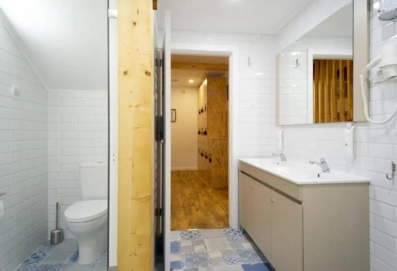 ルームシェアのワンベッド, Hostel Bulwark