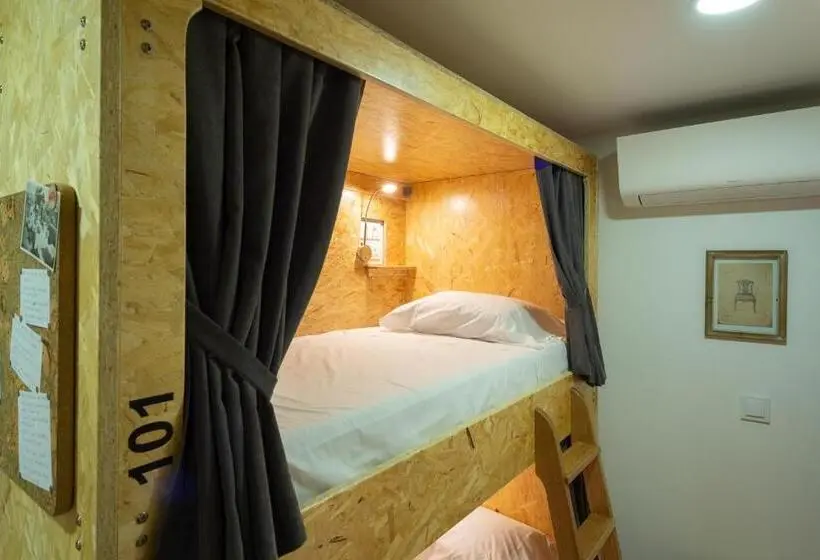 ルームシェアのワンベッド, Hostel Bulwark